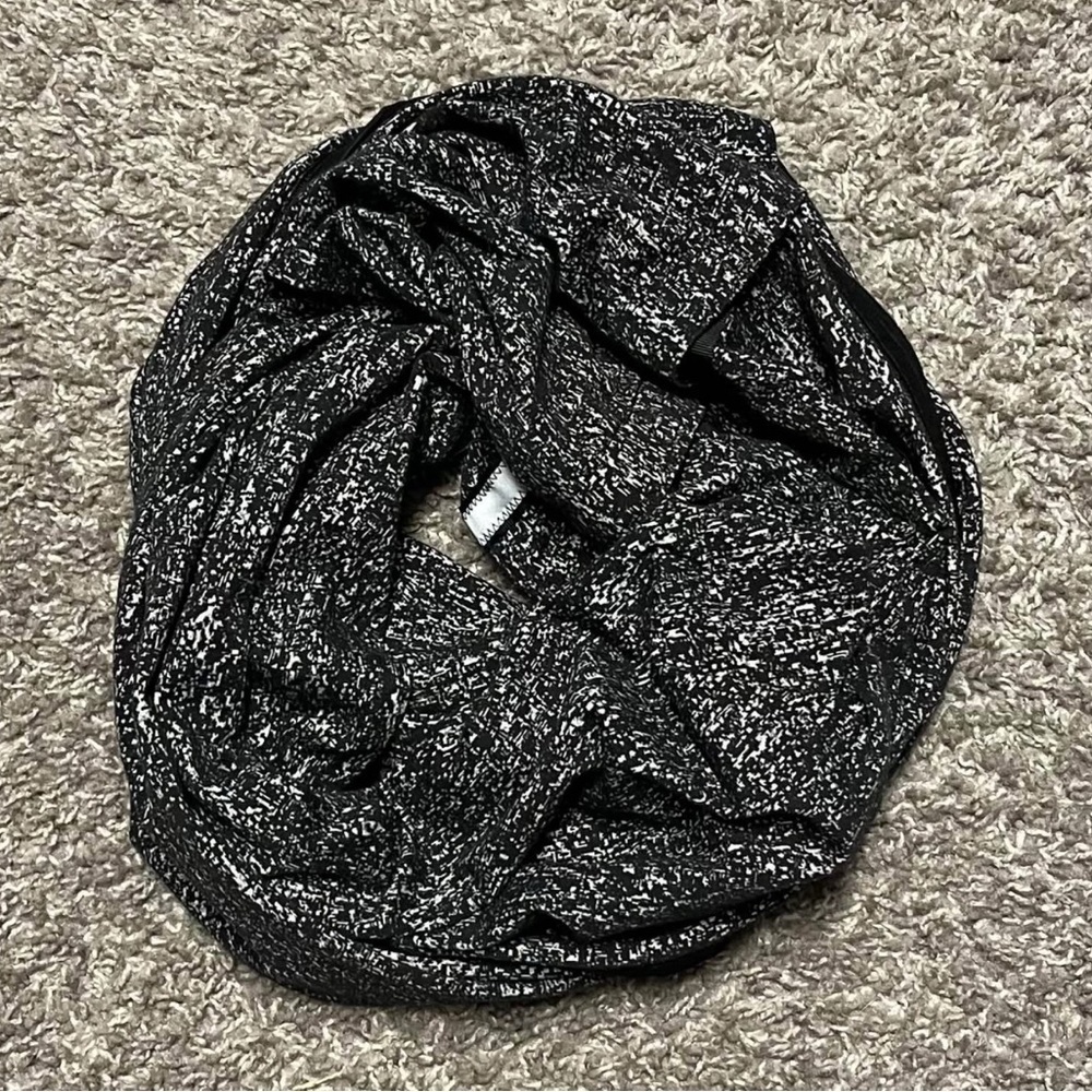 EUC Lululemon Vinyasa Wrap Scarf Snaps Arm Holes Black Gray O/S